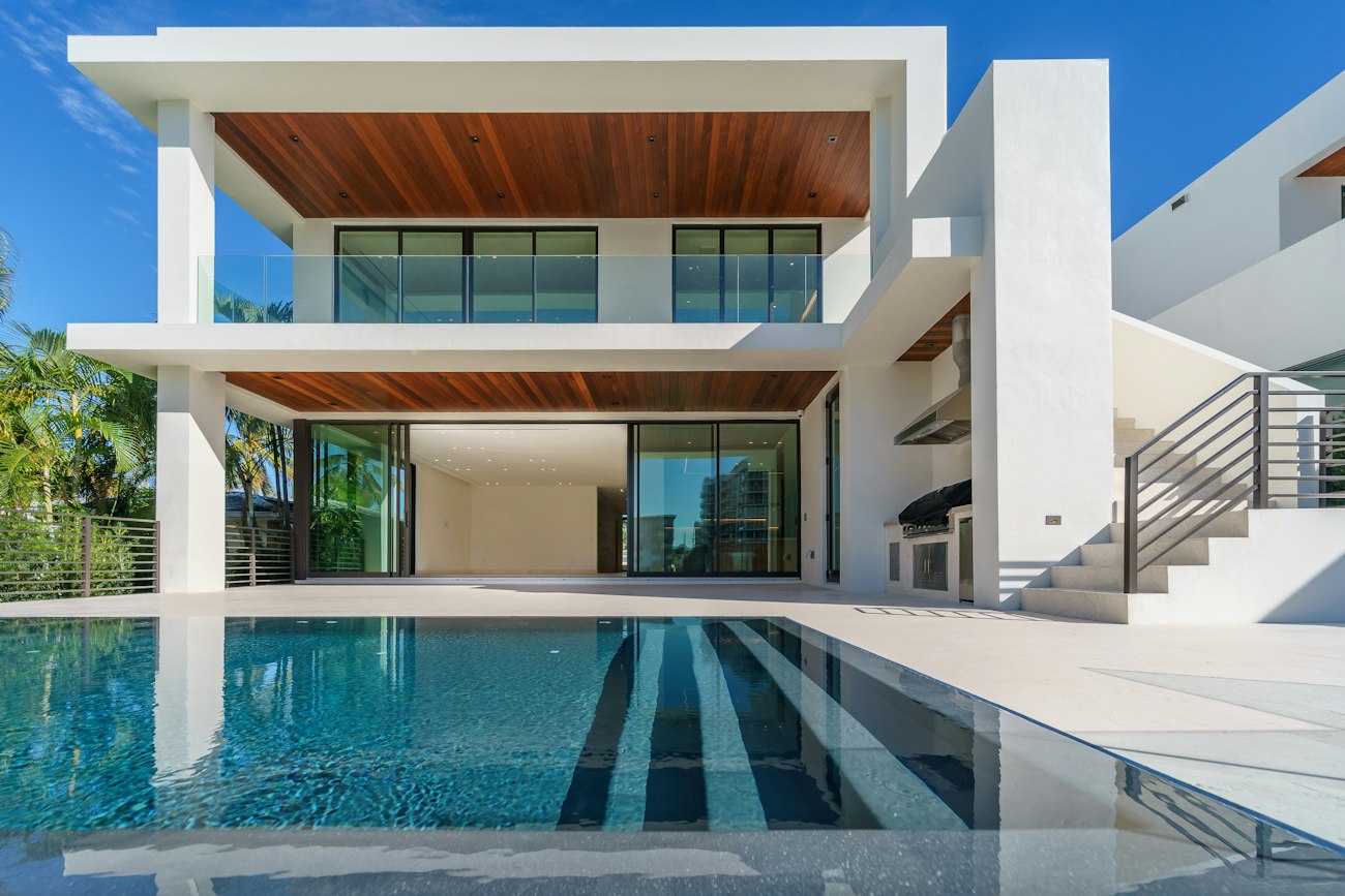 عمارة سكنية ومساحة خارجية — مرجع بصري